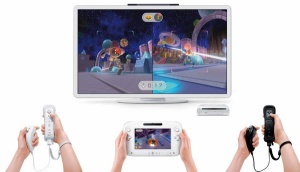 Wii U (na sredini) je Nintendova zamisel, kako se igranja iger lotiti z različnimi igralnimi pripomočki.